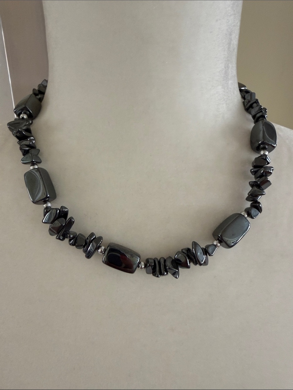 VINTAGE NATURAL HEMATITE GEMSTONE CHOKER NECKLACE Metallic Chip & Barrel Beads
